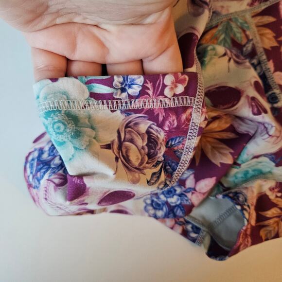 Constantly Varied Gear TropiSkull Print Shorts Women's Size Medium Workout - Picture 5 of 7